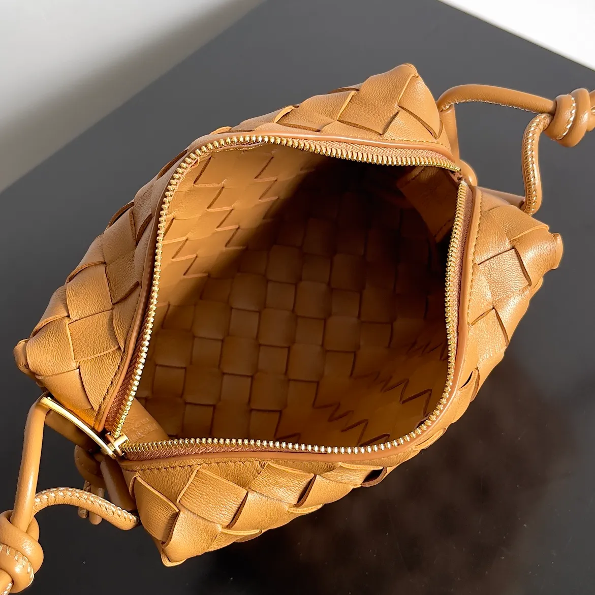 Batch 1560 New version and new color (third generation) 𝗕𝗼𝘁𝘁𝗲𝗴𝗮 𝗩𝗲𝗻𝗲𝘁𝗮———— The latest version of the loop camera bag💥 at the BV King of Cost-Effectiveness counter, large woven texture➕As always, ultra-high-quality lambskin, with zippers and adjustable drawstrings, it is especially suitable for the belly💫It can fit anything, and it is very light in weight. It is suitable for girls of all ages. Size: 17*10*6cm Style number: 723547